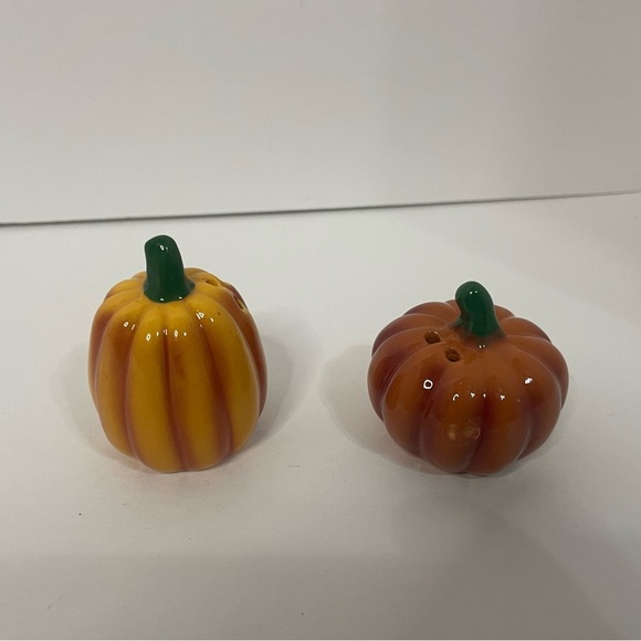 Cracker Barrel Mini Fall Pumpkin Salt & Pepper Shakers - Picture 1 of 1
